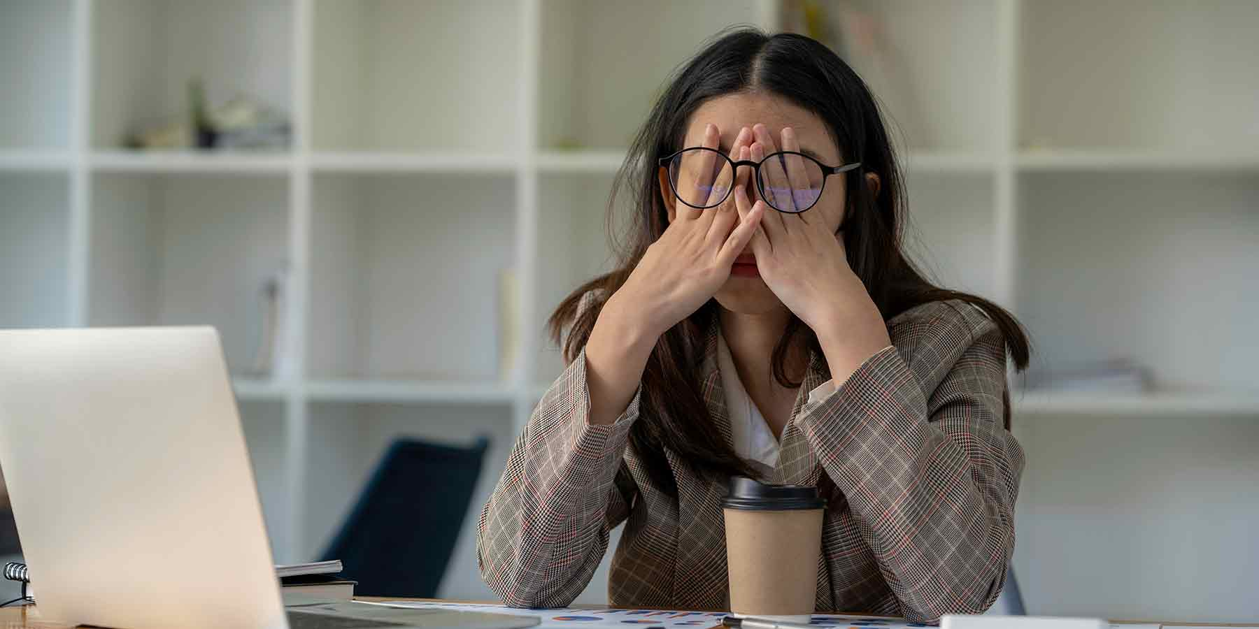 高阶大脑进化(6)：职场社交焦虑的生化解药：如何调节 GABA 与催产素，将“社交内耗”转化为“社交主场”？