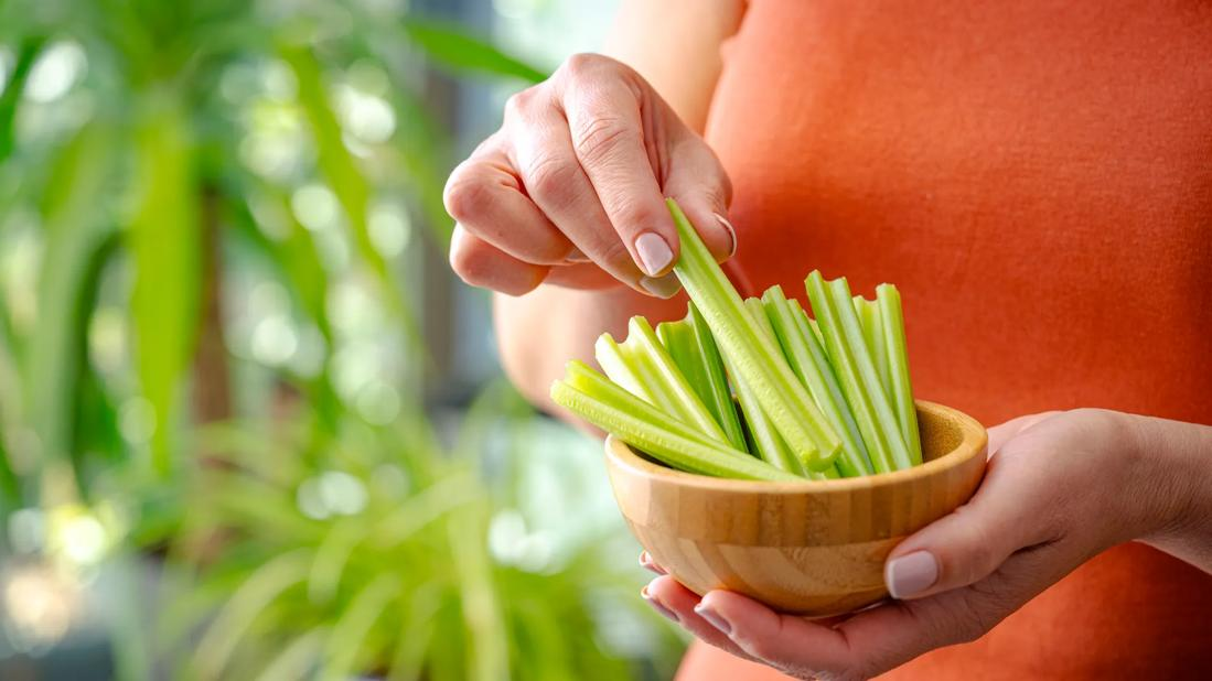 别再瞧不起这根几块钱的“水蔬菜”！它含水量高达95%，不仅是天然的“血管洗洁精”，还是不伤牙的“生物牙刷”