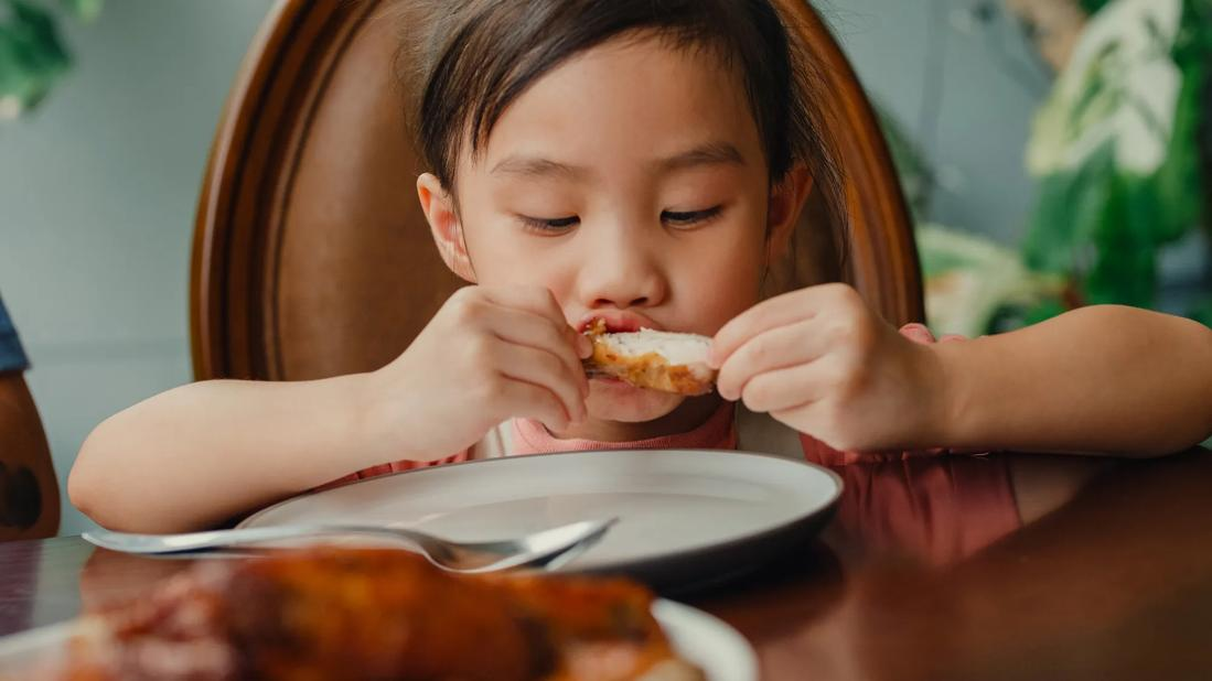 别再逼娃吃肉了！这瓶号称“长高神器”的蛋白粉，正悄悄透支孩子的肝肾，超标2倍竟是常态