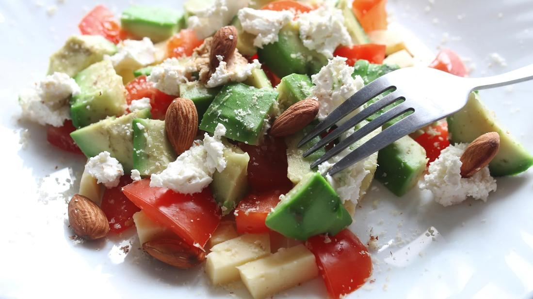 别再被“卡路里”吓跑了！这3种高热量食物竟是血管的“天然润滑剂”，每天坚持吃够这个数，增肌护心且不长胖