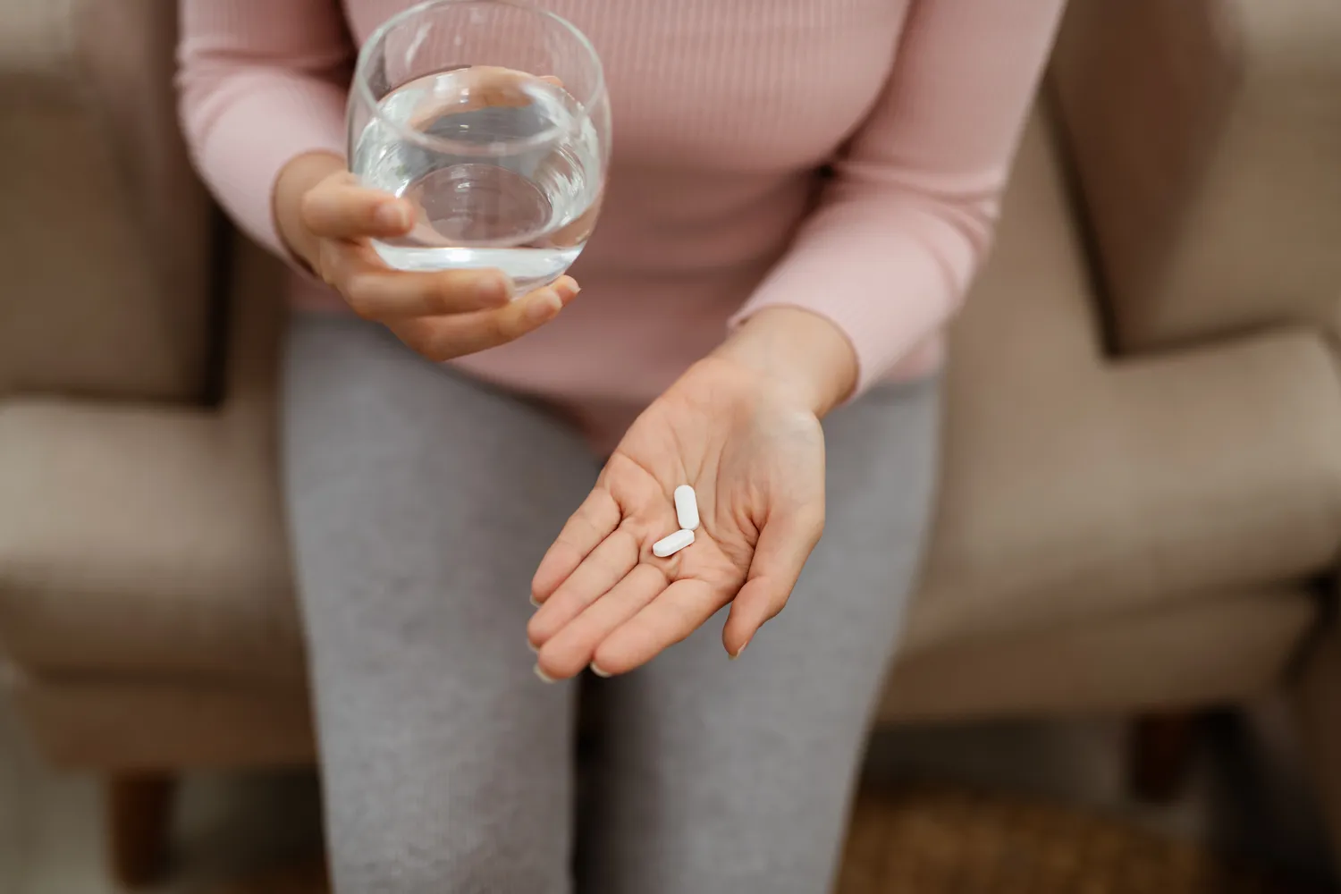 别再被钙片广告洗脑了！哈佛专家实证：每天这样动一动，吃对这5样，骨头比石头还硬